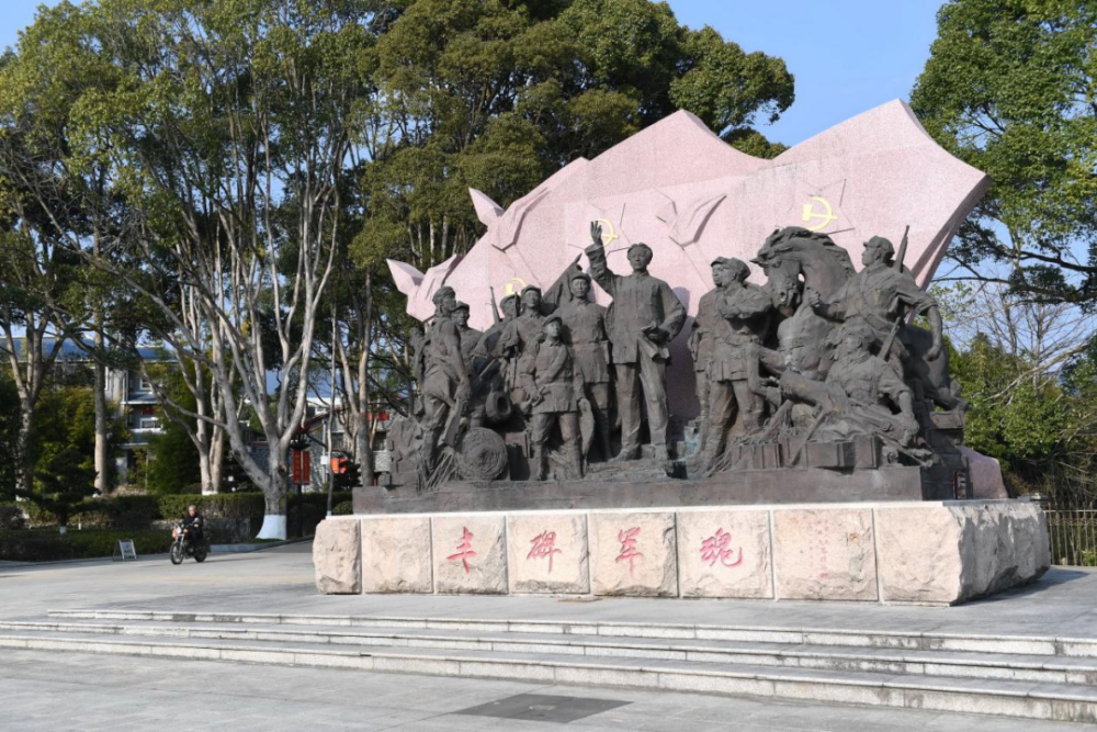 古田會(huì)議紀(jì)念館前的“豐碑軍魂”雕塑群（ 2021年1月25日攝）。新華社記者林善傳攝